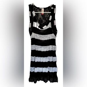 No Boundaries Women’s Black & White Sleeveless Knit Tank Top with Cutout Hem